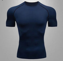 Carregar imagem no visualizador da galeria, Descubra a revolucionária Rash Guard OlimpoFit, mais que uma camiseta de compressão, uma verdadeira armadura para atletas. Suporte anatômico, respirabilidade excepcional e compressão ideal para desafiar seus limites. Ideal para corrida, academia, Jiu-Jitsu e mais. Eleve seu desempenho com a Rash Guard OlimpoFit. Desafie-se, supere barreiras e alcance seus objetivos com confiança. OlimpoFit - Fortalecendo Seu Poder, Definindo Seu Estilo.