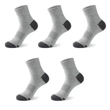 Carregar imagem no visualizador da galeria, Descubra o conforto supremo das Meias Cotton Comfort OlimpoFit. Projetadas para atividades ao ar livre, essas meias esportivas de algodão oferecem absorção de suor avançada e conforto duradouro. Ideal para basquete, escaladas e mais. Experimente o máximo em desempenho!