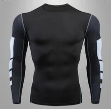 Carregar imagem no visualizador da galeria, Descubra a revolucionária Rash Guard OlimpoFit, mais que uma camiseta de compressão, uma verdadeira armadura para atletas. Suporte anatômico, respirabilidade excepcional e compressão ideal para desafiar seus limites. Ideal para corrida, academia, Jiu-Jitsu e mais. Eleve seu desempenho com a Rash Guard OlimpoFit. Desafie-se, supere barreiras e alcance seus objetivos com confiança. OlimpoFit - Fortalecendo Seu Poder, Definindo Seu Estilo.
