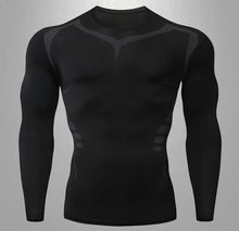 Carregar imagem no visualizador da galeria, Descubra a revolucionária Rash Guard OlimpoFit, mais que uma camiseta de compressão, uma verdadeira armadura para atletas. Suporte anatômico, respirabilidade excepcional e compressão ideal para desafiar seus limites. Ideal para corrida, academia, Jiu-Jitsu e mais. Eleve seu desempenho com a Rash Guard OlimpoFit. Desafie-se, supere barreiras e alcance seus objetivos com confiança. OlimpoFit - Fortalecendo Seu Poder, Definindo Seu Estilo.
