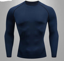 Carregar imagem no visualizador da galeria, Descubra a revolucionária Rash Guard OlimpoFit, mais que uma camiseta de compressão, uma verdadeira armadura para atletas. Suporte anatômico, respirabilidade excepcional e compressão ideal para desafiar seus limites. Ideal para corrida, academia, Jiu-Jitsu e mais. Eleve seu desempenho com a Rash Guard OlimpoFit. Desafie-se, supere barreiras e alcance seus objetivos com confiança. OlimpoFit - Fortalecendo Seu Poder, Definindo Seu Estilo.
