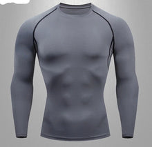 Carregar imagem no visualizador da galeria, Descubra a revolucionária Rash Guard OlimpoFit, mais que uma camiseta de compressão, uma verdadeira armadura para atletas. Suporte anatômico, respirabilidade excepcional e compressão ideal para desafiar seus limites. Ideal para corrida, academia, Jiu-Jitsu e mais. Eleve seu desempenho com a Rash Guard OlimpoFit. Desafie-se, supere barreiras e alcance seus objetivos com confiança. OlimpoFit - Fortalecendo Seu Poder, Definindo Seu Estilo.
