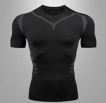 Carregar imagem no visualizador da galeria, Descubra a revolucionária Rash Guard OlimpoFit, mais que uma camiseta de compressão, uma verdadeira armadura para atletas. Suporte anatômico, respirabilidade excepcional e compressão ideal para desafiar seus limites. Ideal para corrida, academia, Jiu-Jitsu e mais. Eleve seu desempenho com a Rash Guard OlimpoFit. Desafie-se, supere barreiras e alcance seus objetivos com confiança. OlimpoFit - Fortalecendo Seu Poder, Definindo Seu Estilo.
