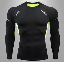 Carregar imagem no visualizador da galeria, Descubra a revolucionária Rash Guard OlimpoFit, mais que uma camiseta de compressão, uma verdadeira armadura para atletas. Suporte anatômico, respirabilidade excepcional e compressão ideal para desafiar seus limites. Ideal para corrida, academia, Jiu-Jitsu e mais. Eleve seu desempenho com a Rash Guard OlimpoFit. Desafie-se, supere barreiras e alcance seus objetivos com confiança. OlimpoFit - Fortalecendo Seu Poder, Definindo Seu Estilo.
