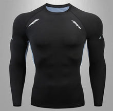 Carregar imagem no visualizador da galeria, Descubra a revolucionária Rash Guard OlimpoFit, mais que uma camiseta de compressão, uma verdadeira armadura para atletas. Suporte anatômico, respirabilidade excepcional e compressão ideal para desafiar seus limites. Ideal para corrida, academia, Jiu-Jitsu e mais. Eleve seu desempenho com a Rash Guard OlimpoFit. Desafie-se, supere barreiras e alcance seus objetivos com confiança. OlimpoFit - Fortalecendo Seu Poder, Definindo Seu Estilo.
