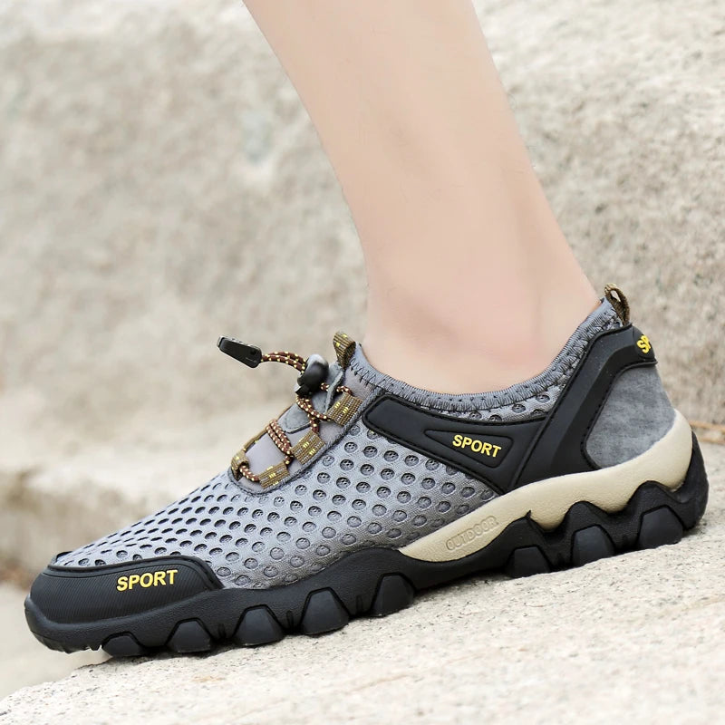 Explore a natureza com o Tenis Sport Outdoor. Leve, antiderrapante, com solado de borracha e design moderno. Aventura e conforto em cada passo. Ideal para caminhadas, corridas e atividades ao ar livre.
